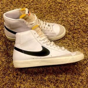 Size 11 // White & Black // NIKE SHOES